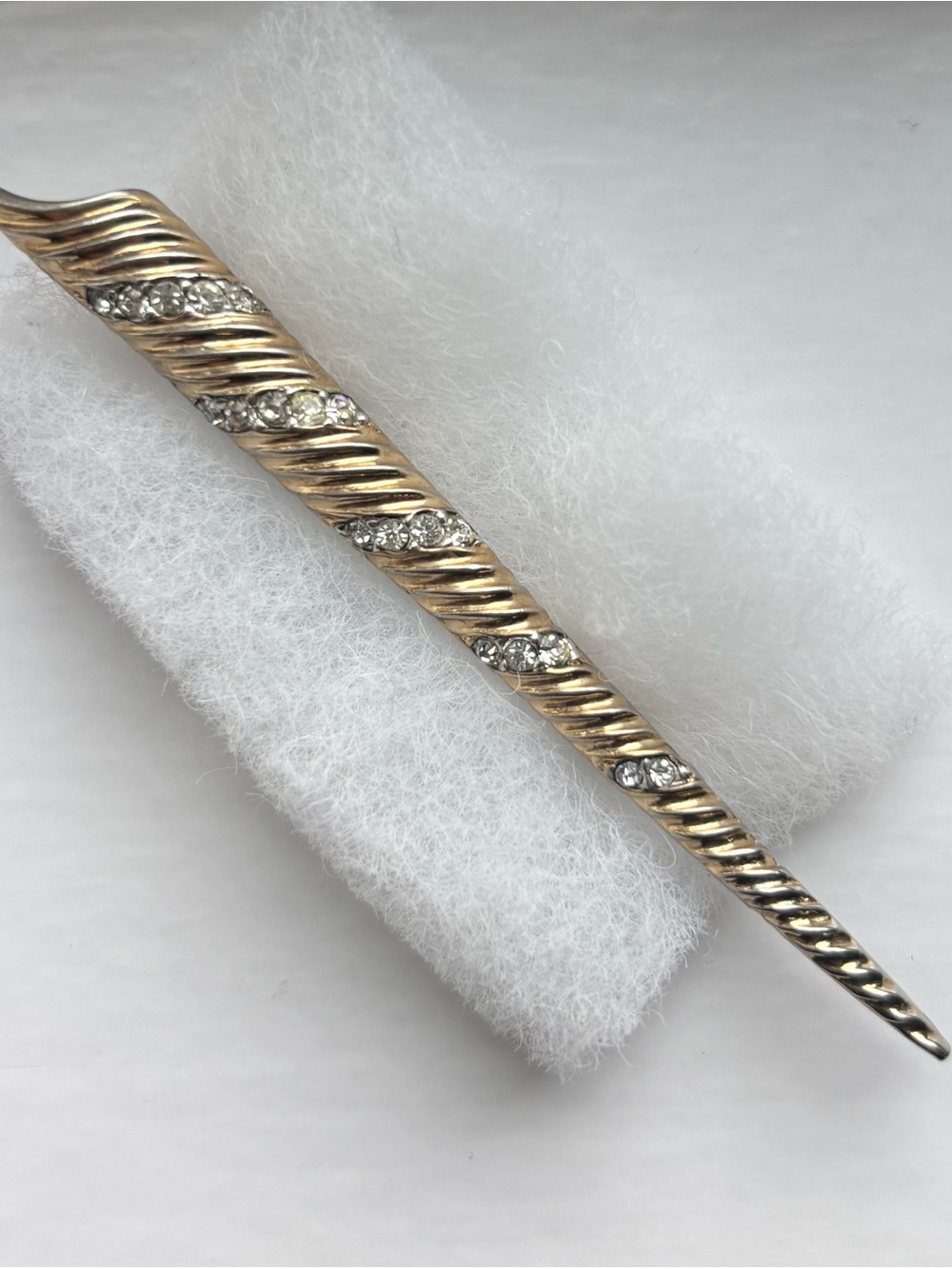 Vintage 80s Gold-Tone Rhinestone Twist Bar Brooch Icicle Unicorn Horn Unsigned